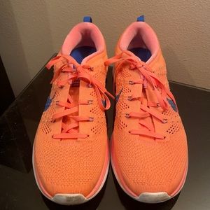 Nike sneakers. Women’s size 9. Good condition.